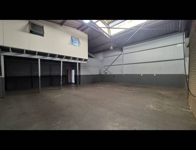 264M² WAREHOUSE TO LET IN JET PARK